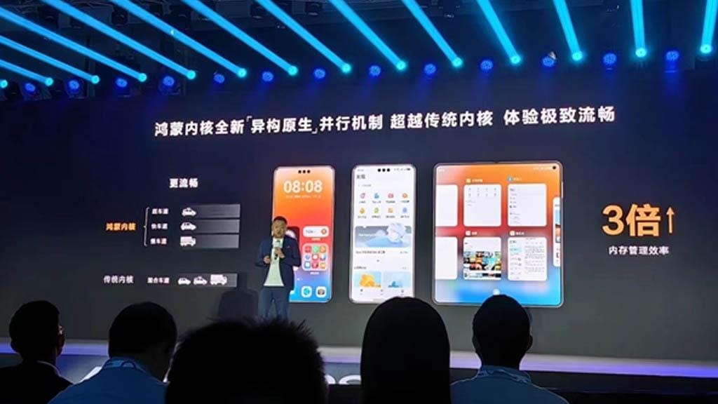 a photo showing the ceo of huawei consumer business group presenting harmony kernel